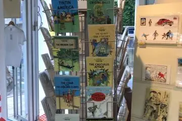 มีโปสการ์ดอยู่มากมายที่ได้รับแรงบันดาลใจจากปกหนังสือ