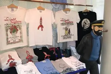 มีเสื้อยืดอีกมากมายไว้ให้เลือกซื้อ
