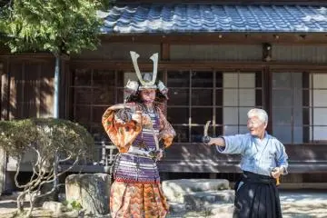 Pelatihan pedang Jepang dengan baju besi kuno