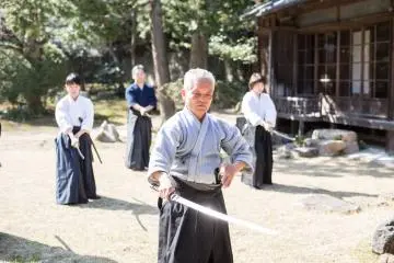 Seorang master yang mengajar pedang Jepang
