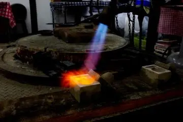 사케 컵을 만들고 불을 붙이는 과정