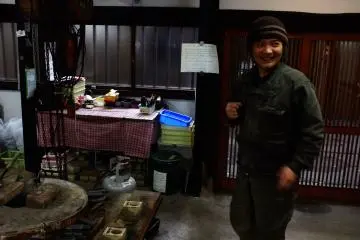 리자부로 장인들이 사케 컵 제작에 관련된 단계를 시연합니다.