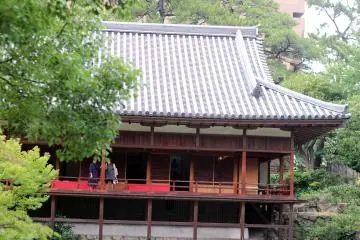 그 건물에는 네 개의 서로 다른 방이 있다. 서예 작품들이 안에 있다