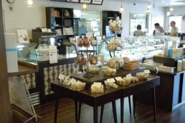 Baked packaged goods, and behind glass at the counter, cakes, pies, puddings and ice cream (Photo: S.C. Kurokawa)