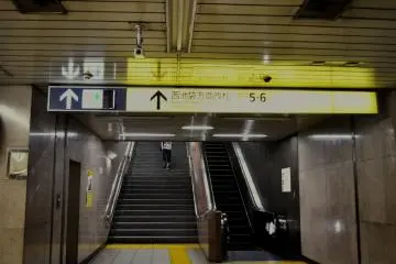 Escalators from the tracks to the exit gates.