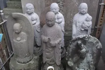 Recent and ancient statues on a grave