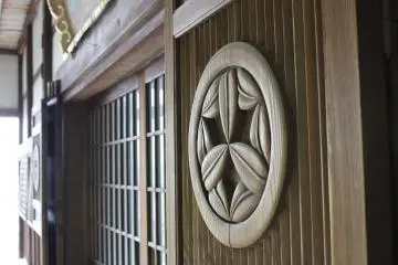 <p>아름답게 조각되어 있는 메인 홀로 향하는 문</p>