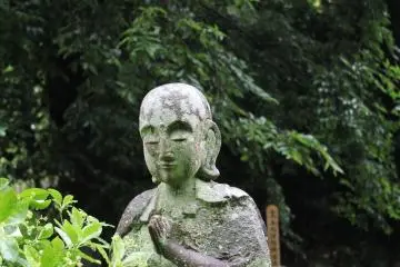 <p>묘지를 거닐다 보면, 무덤가 위에 있는 조각상들을 많이 볼 수 있다.비에&nbsp;</p>