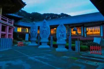 만간지 사원, 칸논 조각상들