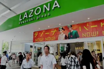 An entry to the mall from the JR Kawasaki station