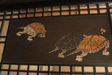 Treillis en bois avec des images de tortues (mais consultez la photo suivante)