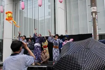 It started to rain, but they still danced (Photo: Erika Clark )