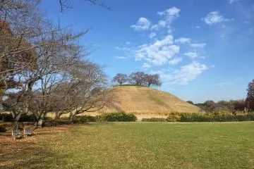 The Maruhaka-yama mound, one of the highest in Japan