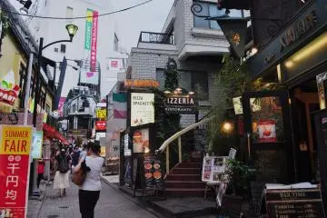 <p>Recorriendo la calle</p>