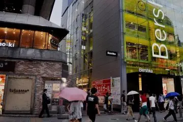 <p>Una tienda Bershka se encuentra a la entrada de la calle</p>