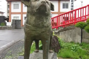 Patung Hachiko yang menjaga Museum Anjing Akita