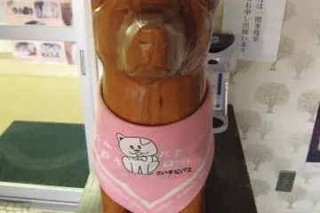 Miniatur kayu anjing Akita yang dipajang