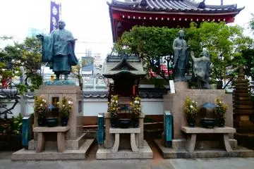 Behind the statues is the JR railroad