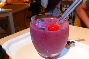 Vibrant very berry smoothie