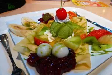 Crepes, green tea ice-cream, and loads of fresh fruit... what more could you want on a hot day!