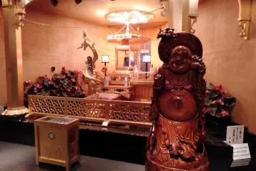 Several prayer areas can be found inside and in the vicinity of the Daikannon.