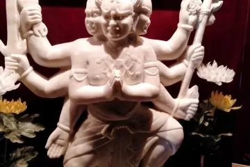 108 Buddhist statues decorate the interior of every other floor. Praying at each one will remove every desire humans have.