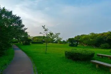 สวนโอสะกิ โกะเอ็น มันยากที่จะอธิบายวิธีเข้าถึงสวน แต่คุณสามารถเข้าถึงได้โดยถนนหลังท่าเรือของซูชิ มาริน่า