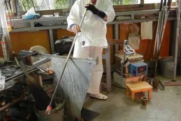 <p>คุณทาคาฮาชิแสดงวิธีเป่าแก้วคนเดียว</p>