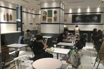 Meja-meja segera terisi penuh saat jam makan siang