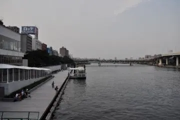 Vue sur la promenade et la rivière Sumida