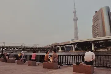 Tous les visiteurs, moi compris, attendaient que le soleil se couche et que la Skytree s'allume