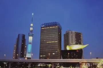 Vue nocturne sur la Skytree et les grattes-ciel depuis le pont Azumabashi