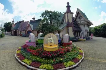 Some of what you'll see on the grounds - even the garden areas are decorated