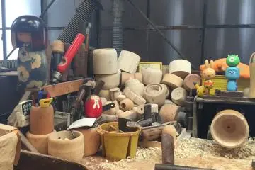 Berbagai macam kokeshi mulai dari Mike dan Sulley dari Monster Inc dan Pikachu, hingga kokeshi tradisional dibuat di tempat ini
