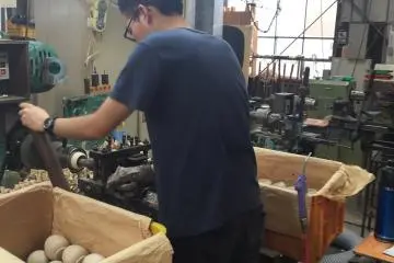 Kepala kokeshi di satu sisi, badannya di sisi yang lain!