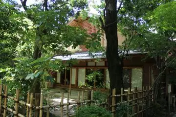 <p>โรงน้ำชา มองมาจากสวน</p>