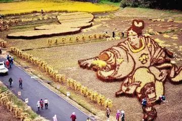Photo: <a href="https://commons.wikimedia.org/wiki/File:Inakadate-mura_Rice_Art_Harvest_2010_(5206723364).jpg" target="_blank" rel="noreferrer noopener nofollow">Glenn Waters</a> / <a href="https://creativecommons.org/licenses/by/2.0/" target="_blank" rel="noreferrer noopener nofollow">CC BY 2.0</a>