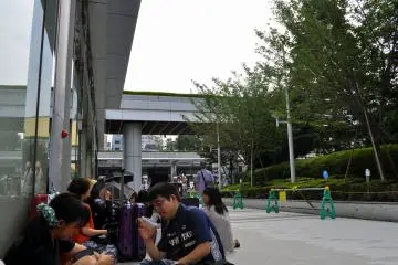 <p>วันของนักคอสเพลย์เริ่มต้นแต่เช้าตรู่, ถ้าต้องการจะต่อแถวเป็นคนแรกๆ</p>