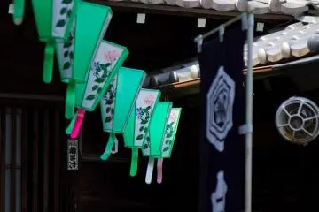 사원 내부를 장식하는 등불