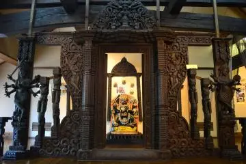 Wooden handmade Nepalese gate. (Photo: Mifthanzi Ariana Sarashanti)