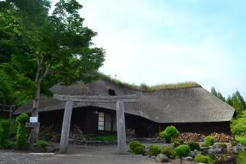 <p>Japanese old style gallery building.</p>