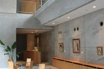 The gallery has many spaces for peaceful sitting (Photo: Rod Walters)