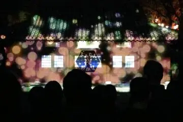 매시간 투사 조명이 보여주는 것은 확실히 신세계적이다.