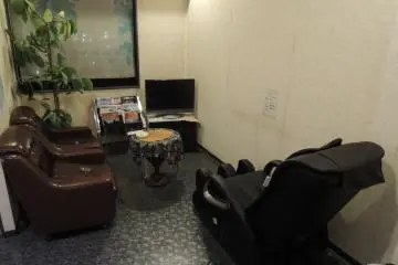 <p>บริเวณพักผ่อนข้างห้องอาบน้ำรวม</p>