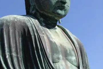 It was created step by step, in more than ten incremental pourings, starting from the bottom and moving up to the head. You can see the linear borders of each pouring like patch work all over the statue&rsquo;s body (resembling the rings of a tree)