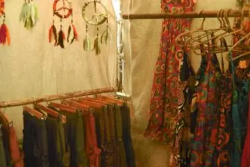<p>Warna-warni pakaian khas Indonesia</p>