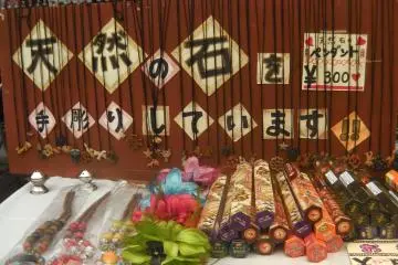 <p>Perhiasan dan dupa asli Indonesia</p>