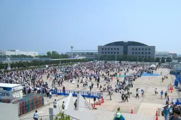 1pm outside West Hall. Outdoor cosplay area cum queuing area.