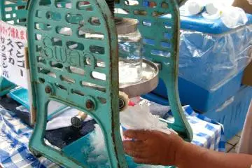 Shaved ice stall on the overhead bridge