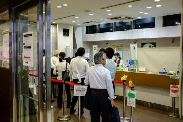 <p>ห้องจำหน่ายตั๋วรถไฟเจอาร์ตะวันออก</p>